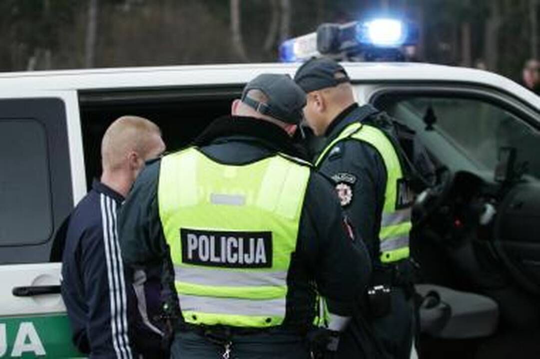 Konfliktas: patriotiškai nusiteikę jaunuoliai piktinosi, kad policininkai neskiria lietuvių senovėje naudotų saulės ženklų nuo nacistinių svastikų.