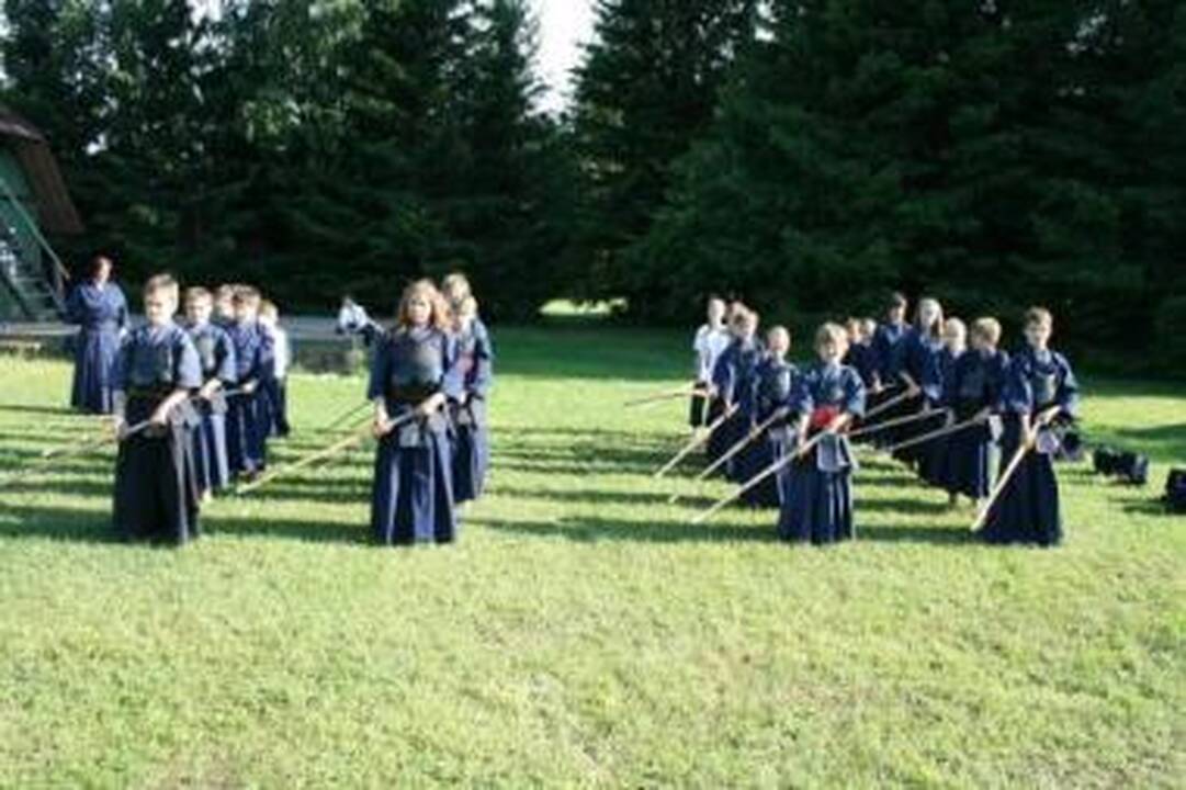 Pamokos: kendo stovykloje mažieji kovėsi ir bambukiniais samurajų kardais.
