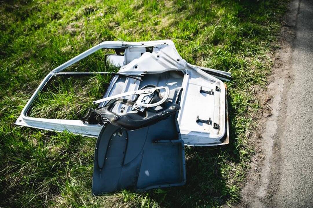 Avarija: sužalotas vairuotojas išlipo iš automobilio ir nuėjo į mišką
