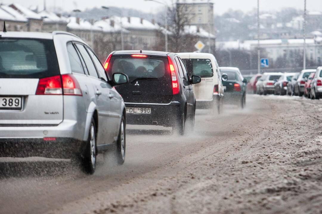 Policija primena: nuo sniego nuvalyti reikia ne tik automobilio stiklus, bet ir stogą