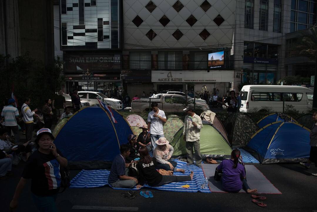 Tūkstančiai protestuotojų, nešini vėliavomis ir plakatais su užrašais „Bankoko uždarymas“ bei „Tailandiečių 2014-ųjų sukilimas“, užplūdo svarbiausias gatvių sankirtas.