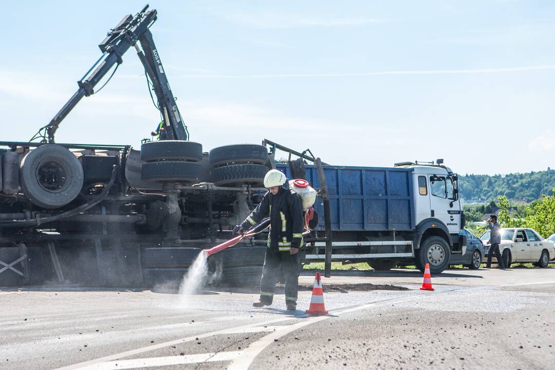 Raudondvario plente apvirto vilkikas