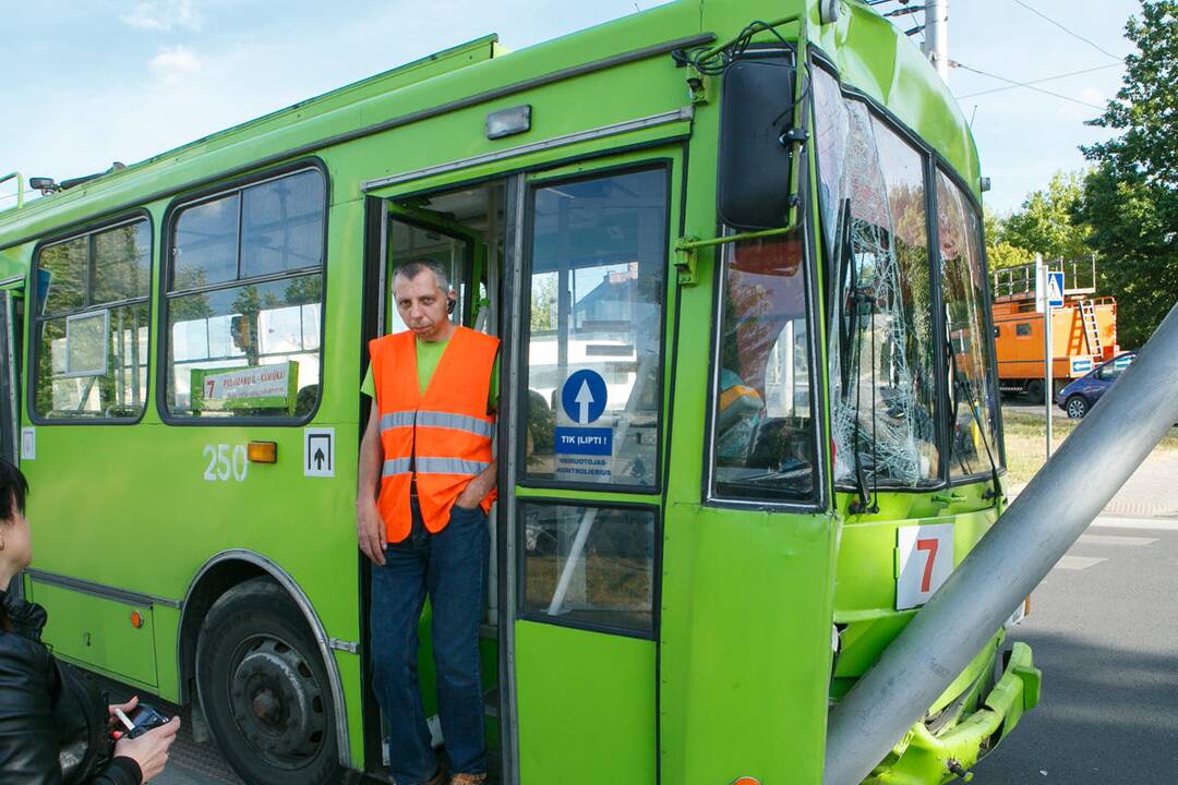 Troleibusas atsitrenkė į stulpą