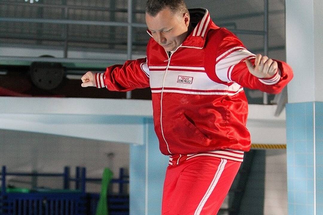 Žinomi žmonės nėrė į baseiną
