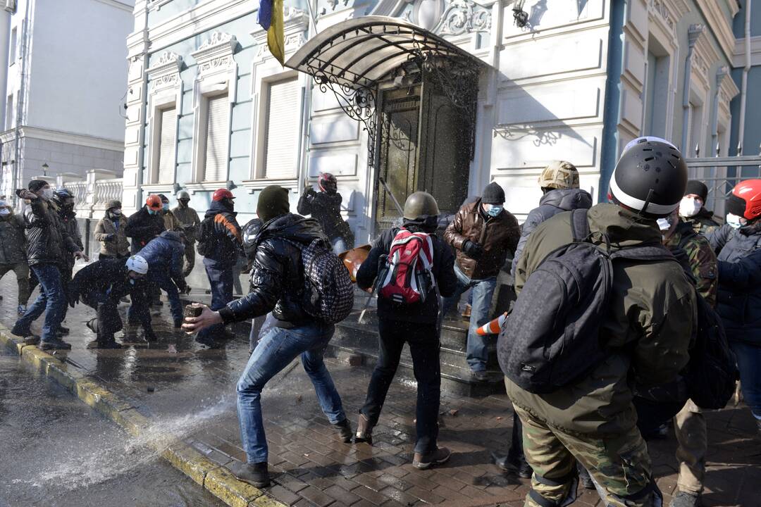 Demonstrantai išliejo savo pyktį ant V.Janukovyčiaus partijos, kai susirėmimai su milicijos pajėgomis įsiplieskė prie netoliese esančio parlamento pastato.