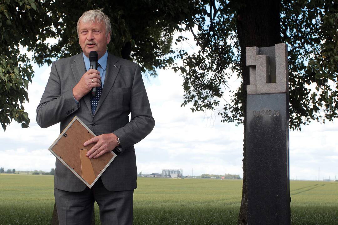 Atidengtas paminklas Jonui Vailokaičiui