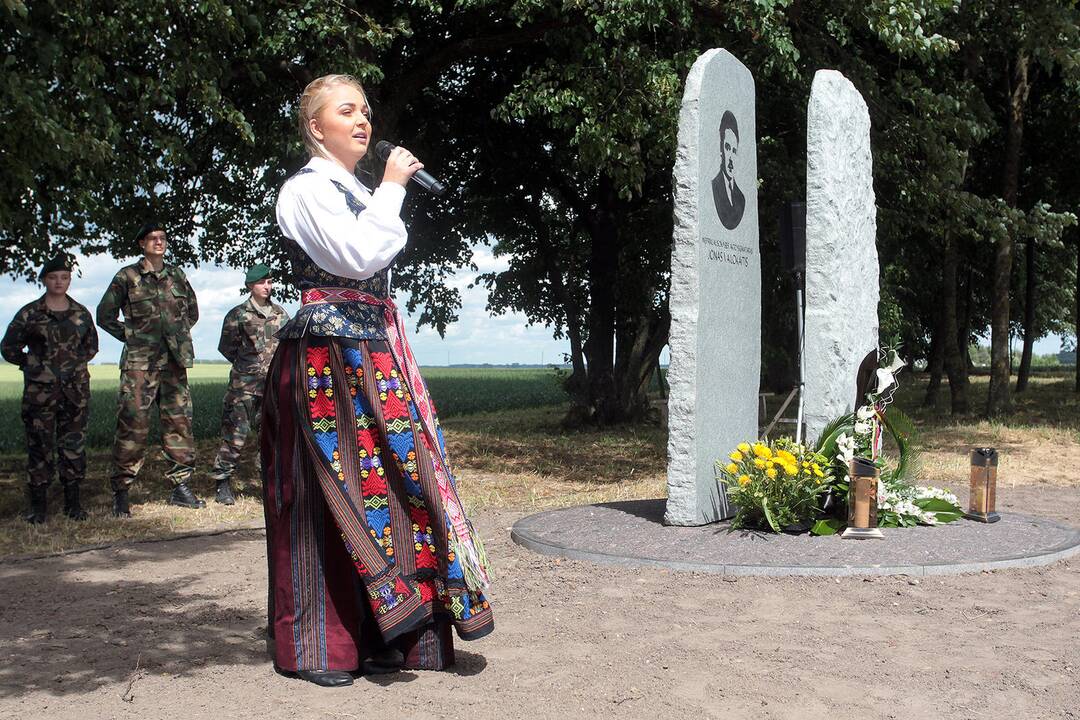 Atidengtas paminklas Jonui Vailokaičiui