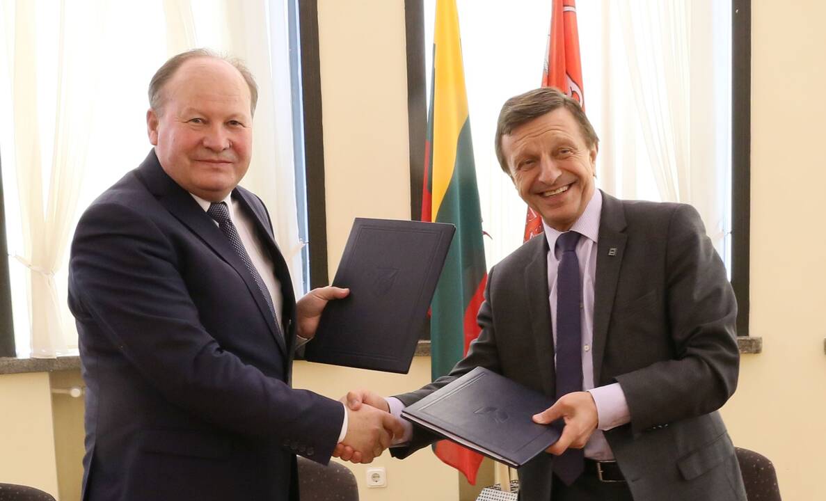 Skulptorės N. Luščinaitės-Krinickienės dukra pasiryžusi padovanoti Kauno rajonui mamos sukurtą skulptūrą „Lietuvos sakalai“.