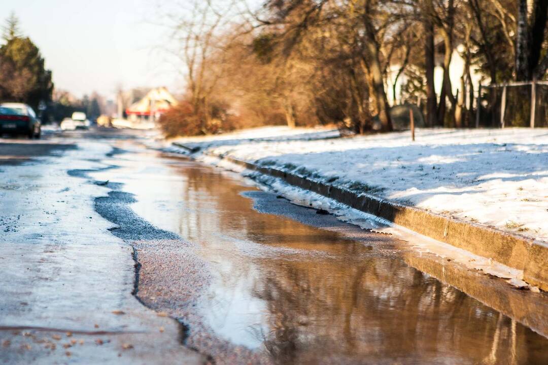 Žeimenos gatvėje trūko vandentiekio vamzdis