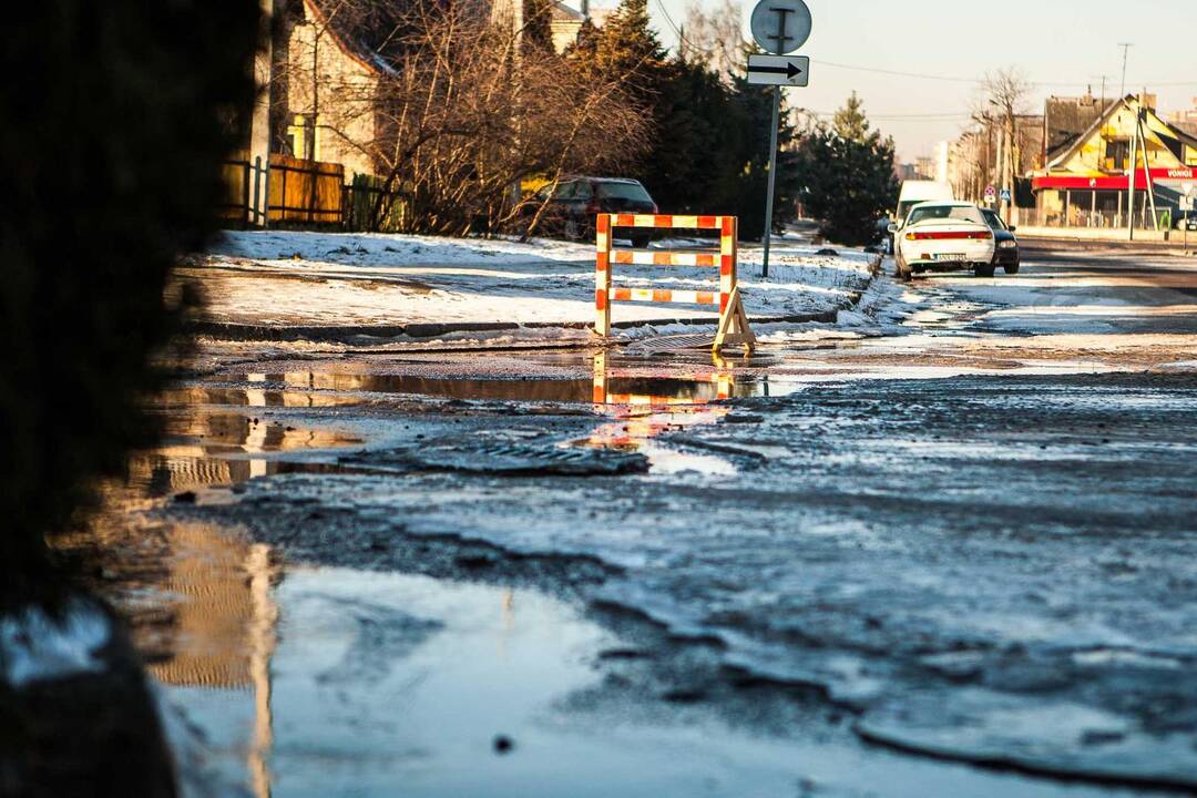 Žeimenos gatvėje trūko vandentiekio vamzdis