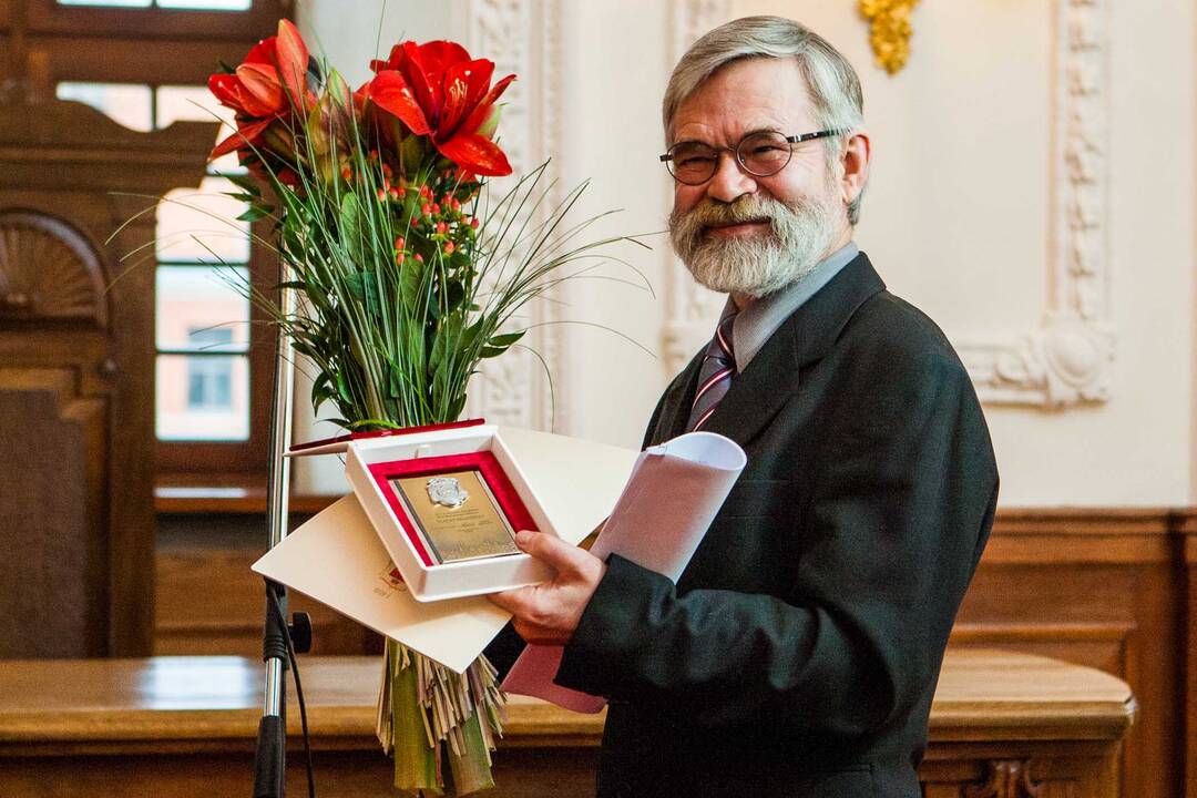 Kauno rotušėje poetui V. Braziūnui įteikta B. Brazdžionio premija