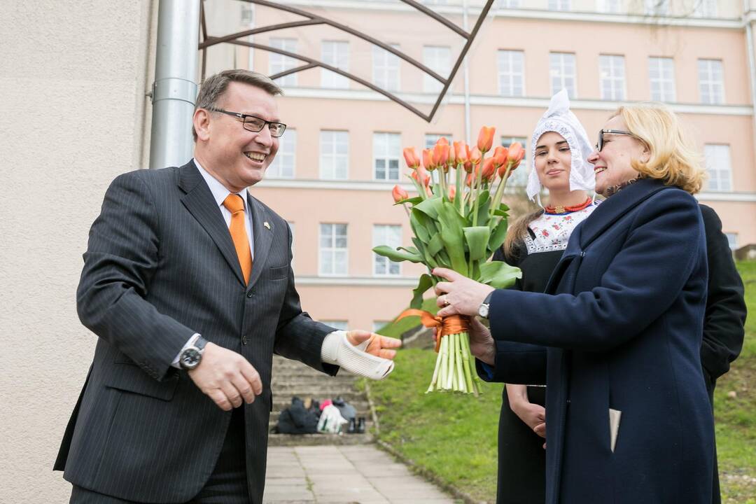 Atidengta gatvės lentelė olandų kalba