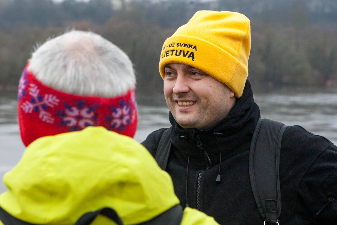 Sveikuoliai metus pradėjo maudynėmis Nemune