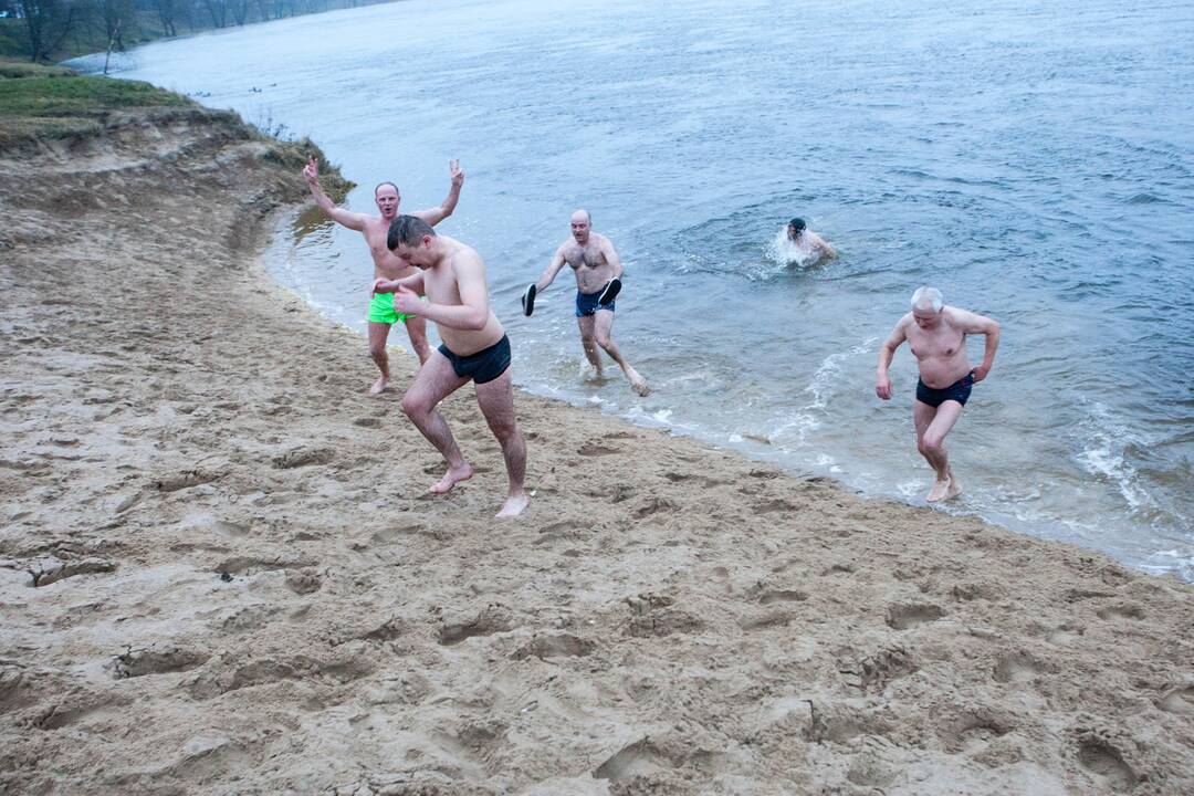 Sveikuoliai metus pradėjo maudynėmis Nemune