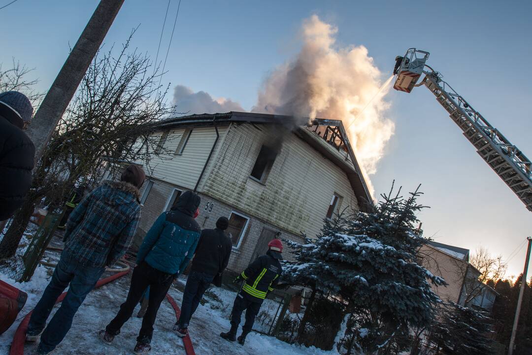 Marių g. užsiliepsnojo dviaukštis namas