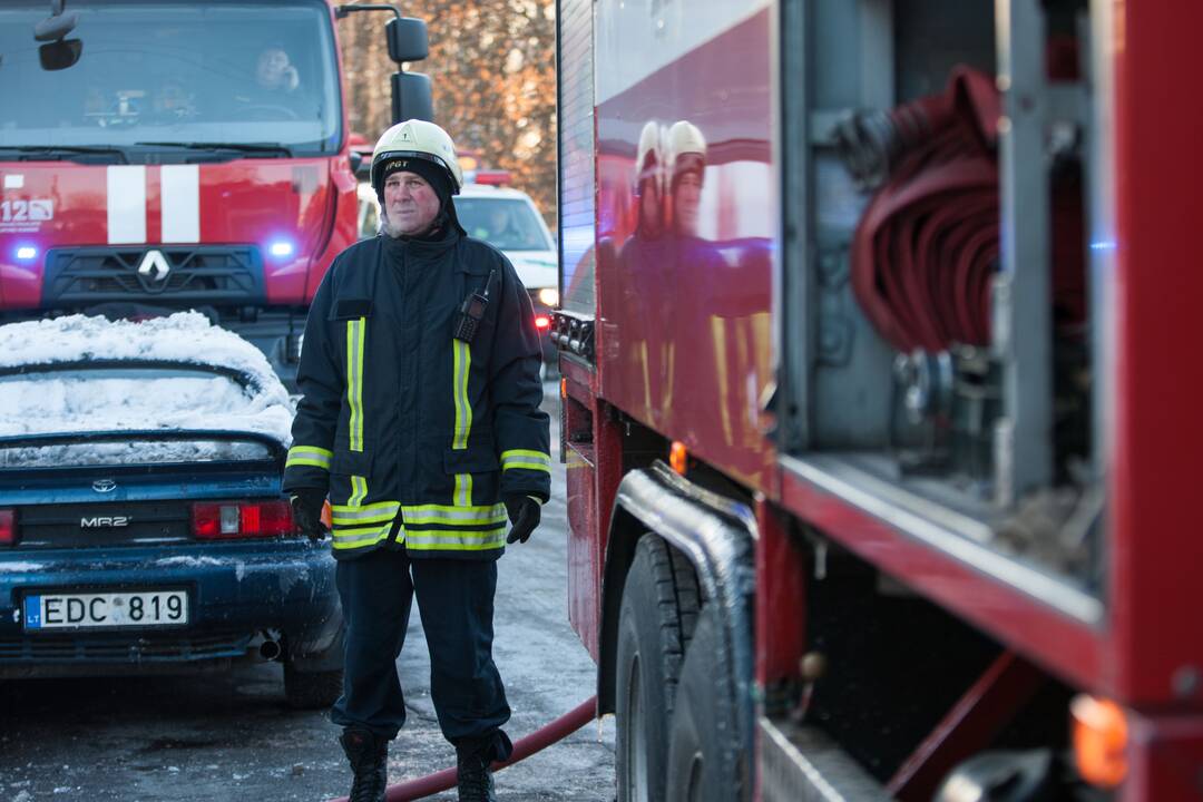 Marių g. užsiliepsnojo dviaukštis namas