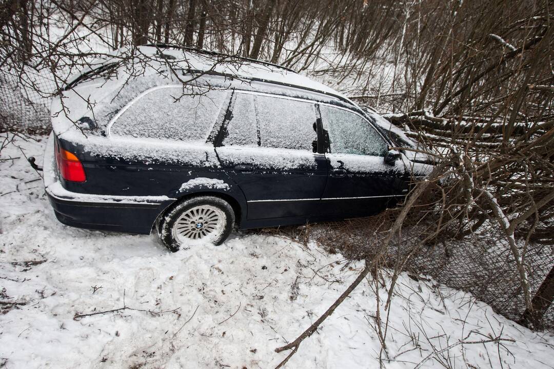 Vytėnuose BMW įlėkė į griovį