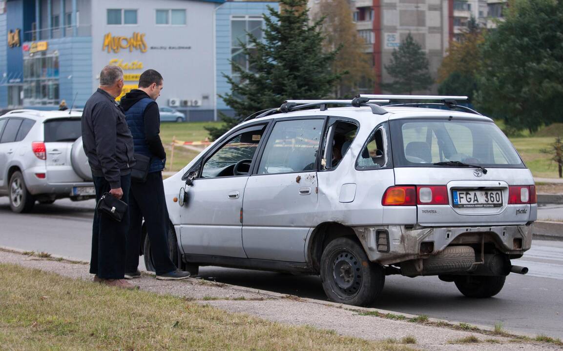 Po susidūrimo „Toyota“ nuvirto ant šono