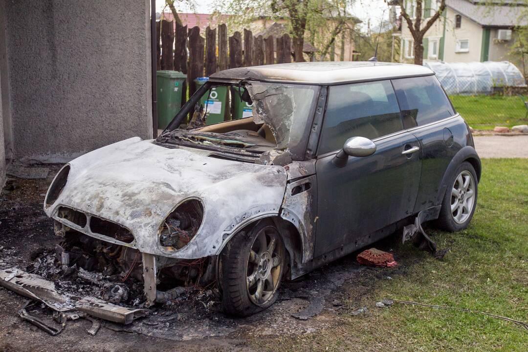 Tamulšios g. sudegė „Mini Cooper“