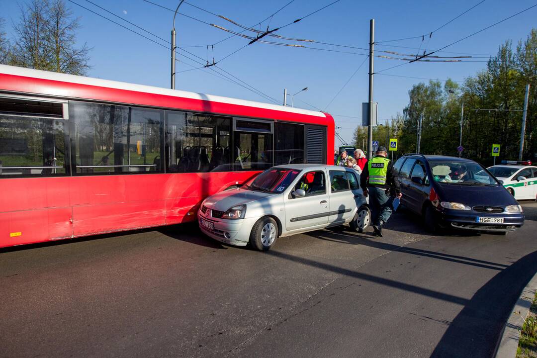 Avarija Pramonės ir V. Krėvės prospektų sankryžoje