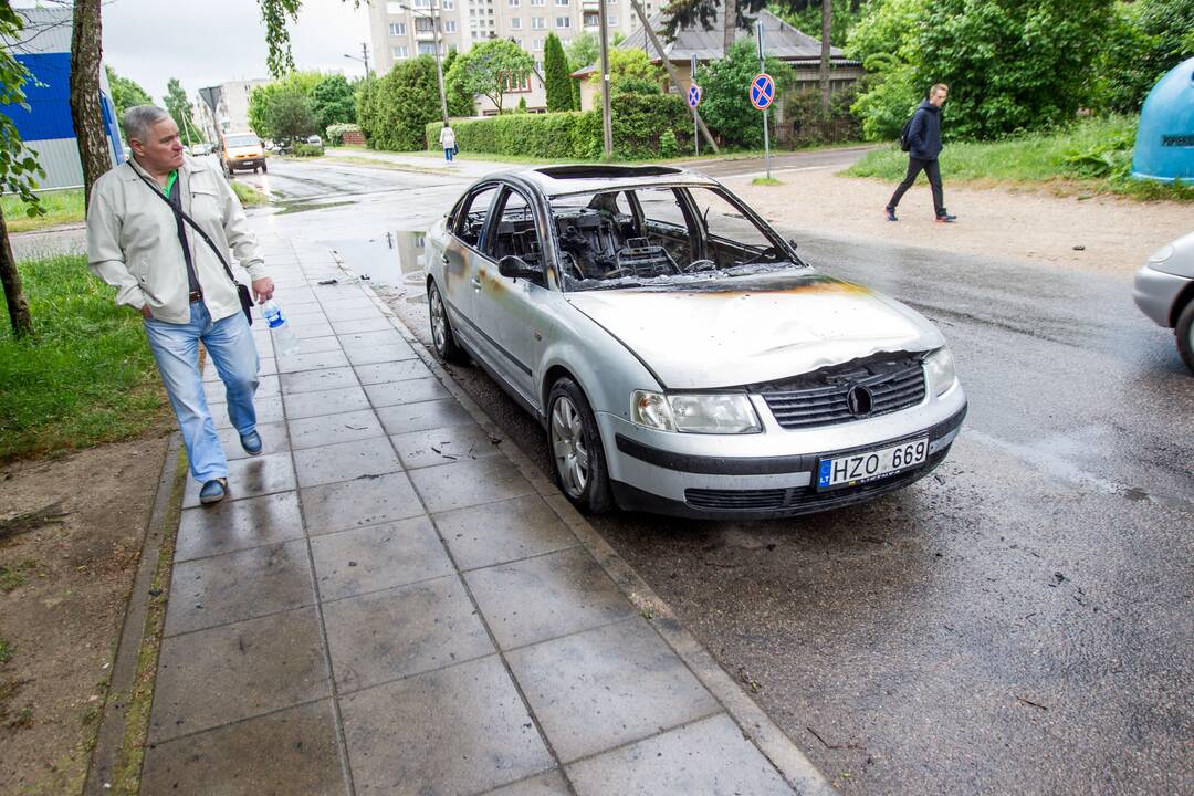 Alsėdžių g. sudegė „VW Passat“