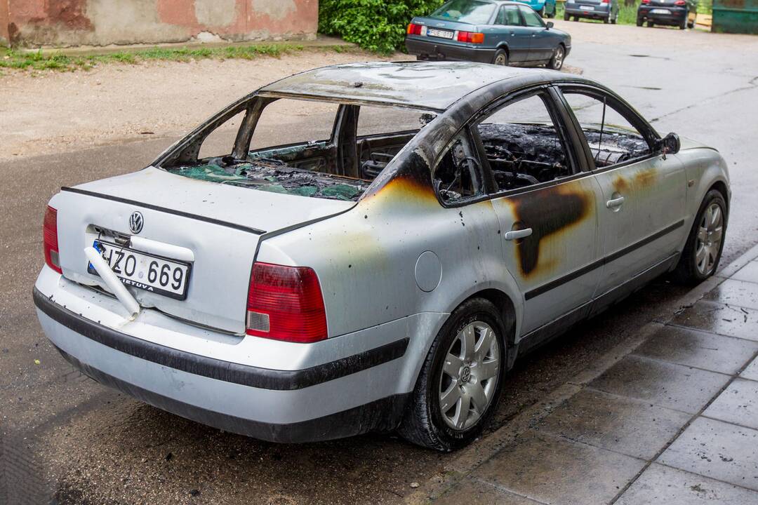 Alsėdžių g. sudegė „VW Passat“