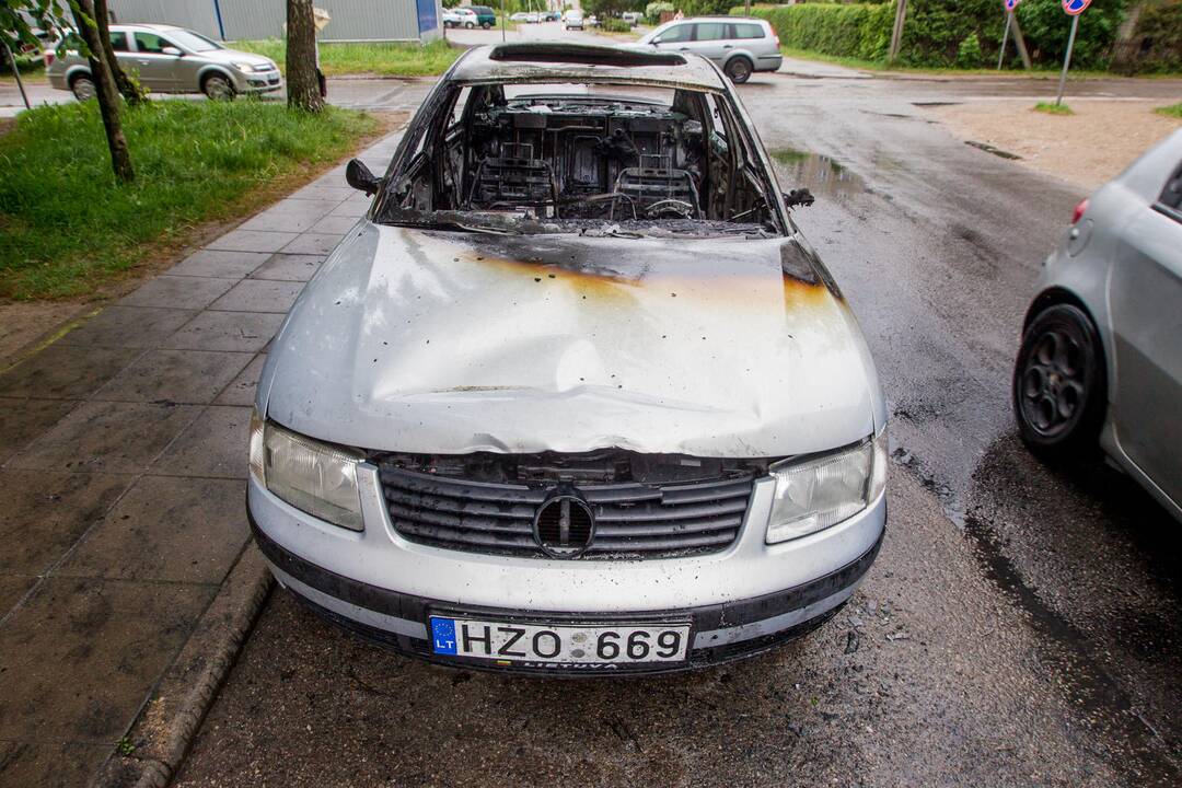 Alsėdžių g. sudegė „VW Passat“