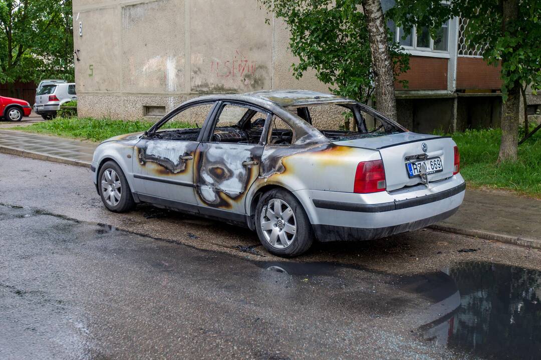 Alsėdžių g. sudegė „VW Passat“