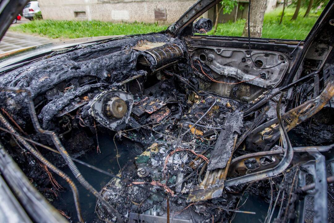 Alsėdžių g. sudegė „VW Passat“