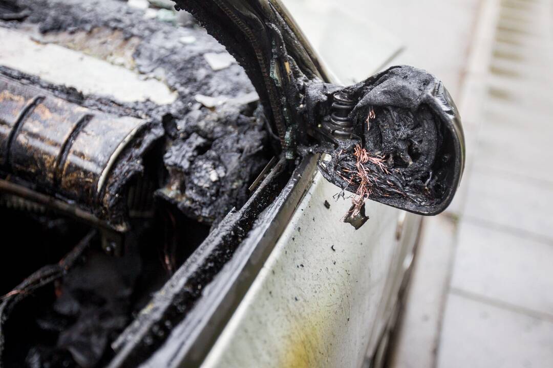 Alsėdžių g. sudegė „VW Passat“
