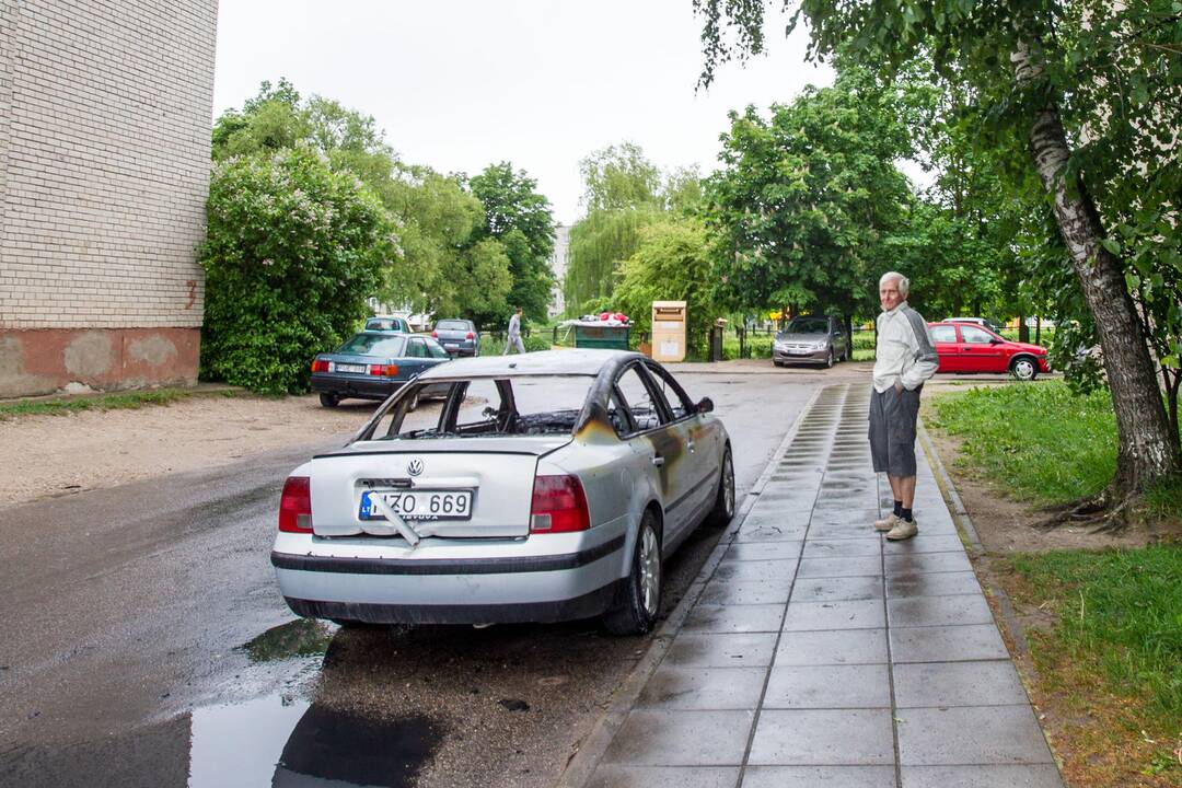 Alsėdžių g. sudegė „VW Passat“