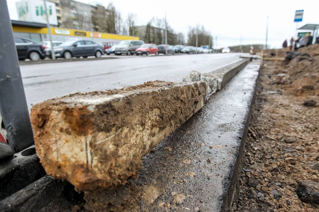 Partizanų gatvėje išguldyti elektros stulpai