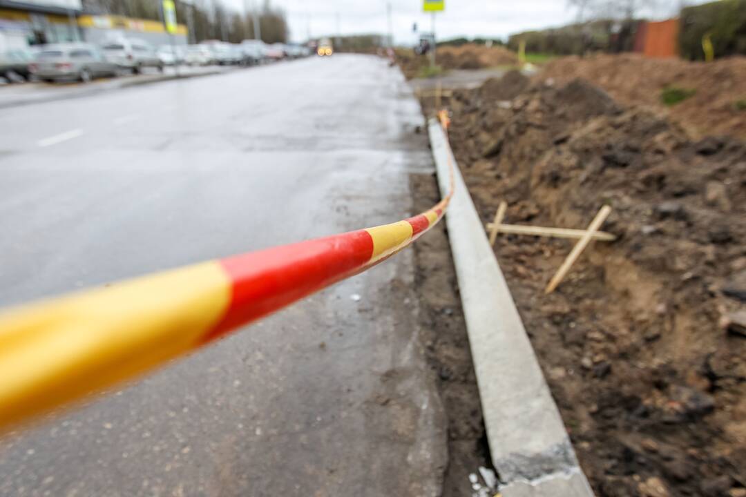 Partizanų gatvėje išguldyti elektros stulpai