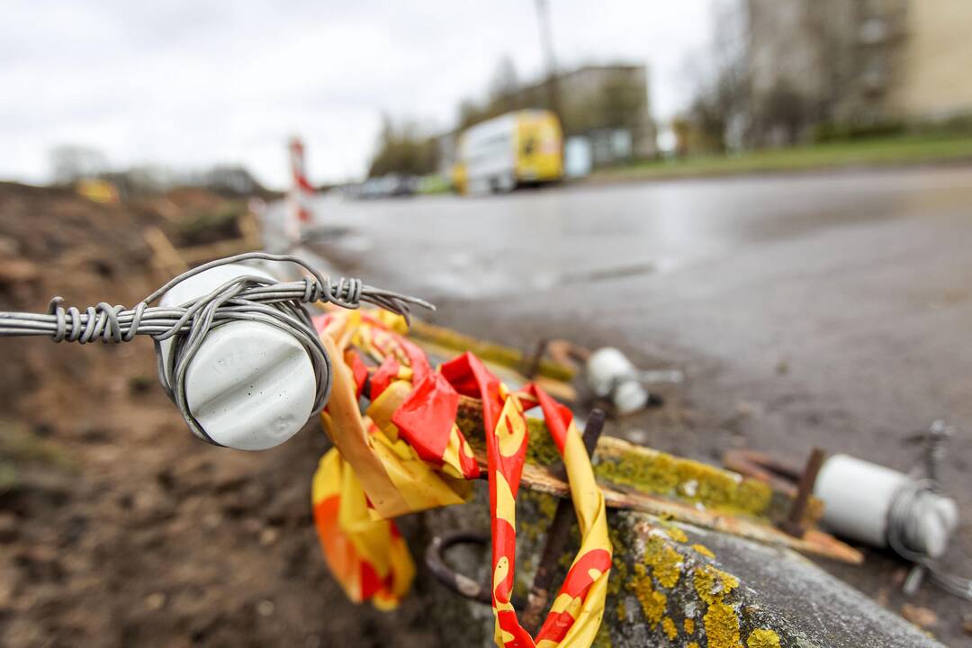 Partizanų gatvėje išguldyti elektros stulpai