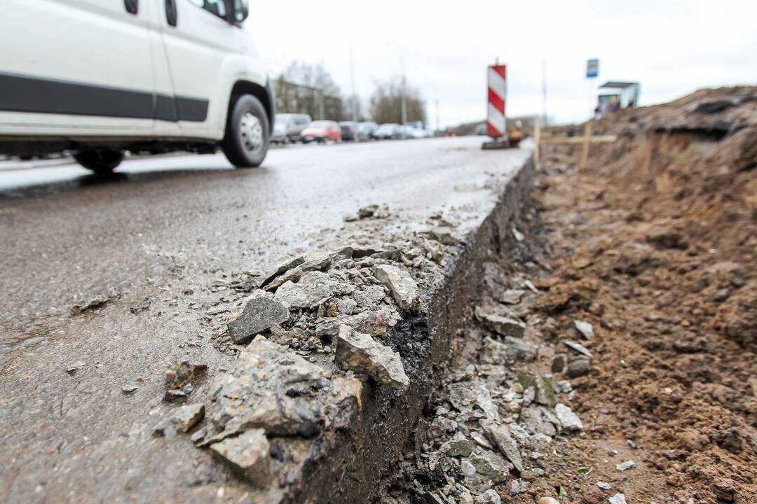 Partizanų gatvėje išguldyti elektros stulpai