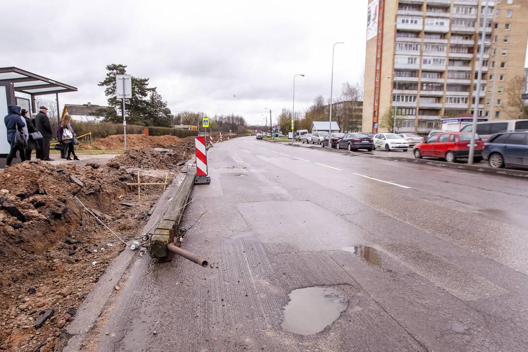 Partizanų gatvėje išguldyti elektros stulpai