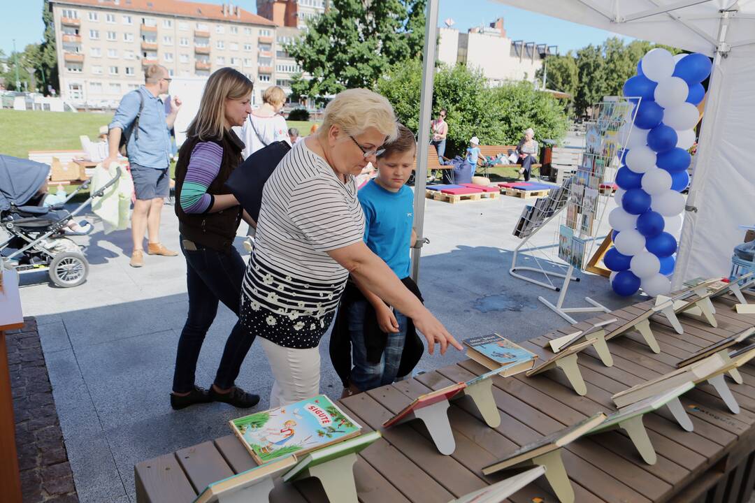 Iki pat šeštadienio pavakarės Karlskronos aikštėje veikianti interaktyvi biblioteka klaipėdiečiams ir miesto svečiams siūlys įvairiausių veiklų bei koncertų.