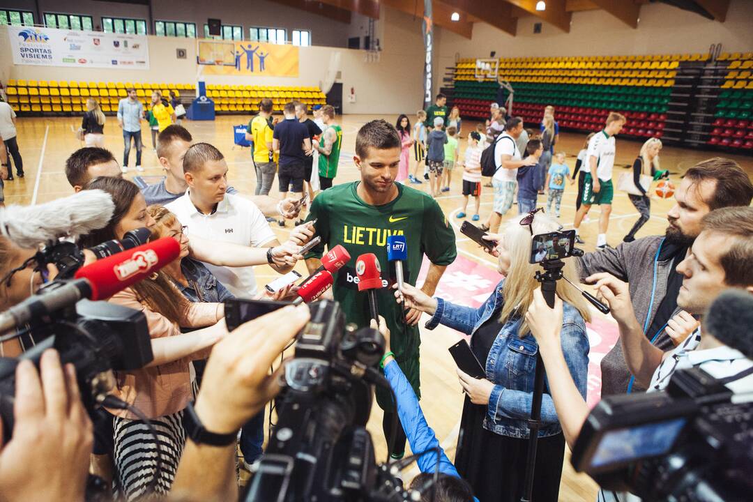 Palangoje varžėsi Lietuvos rinktinės krepšininkai ir futbolininkai 