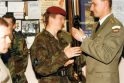 Įvertinimas: SKAT YPT vadas S. Guzevičius įteikia tarnybos kariui anuomet moderniausią snaiperio ginklą. 1997 m.