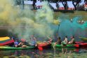 Nustebino: Lietuvos trispalvę atplukdę vandens sporto festivalio dalyviai į orą paleido spalvotų dūmų.