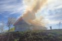 Atvira liepsna Širvintų rajone degė namas: sproginėjantis šiferis skraidė į visas puses