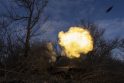 Ukrainiečių kariai apšaudo Rusijos pajėgas prie Bachmuto fronto.