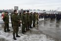 Rusų kariai ceremonijos metu gavo automobilių, tinkamų važiuoti danga be kelio.