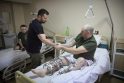 Prezidentas Volodymyras Zelenksis lanko sužeistuosius.