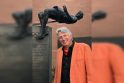 Atmintis: R. D. Fosbury prie jį įamžinusios skulptūros. 