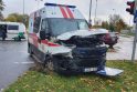 Pasekmės: šis greitosios medicinos pagalbos automobilis su švyturėliais ir garsiniu signalu kirto sankryžą, degant raudonam šviesoforo signalui, ir nebuvo praleistas kito vairuotojo.