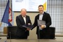 Bendradarbiavimas: atnaujintą sutartį pasirašė V. Makūnas ir M. Horbačauskas.