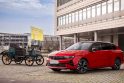 Tradicija: pirmas „Opel“ automobilis ir naujausias „Astra Sports Tourer Electric“ nuriedėjo nuo konvejerio Riuselsheime.