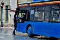 Kontrolė: pareigūnė tikrino visų Tiltų gatve važiavusių vairuotojų blaivumą, tarp jų – ir autobusų vairuotojų.