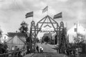 Pompastika: šventiniai vartai, pastatyti prezidento A. Smetonos sutiktuvėms Biržuose, 1927 m.